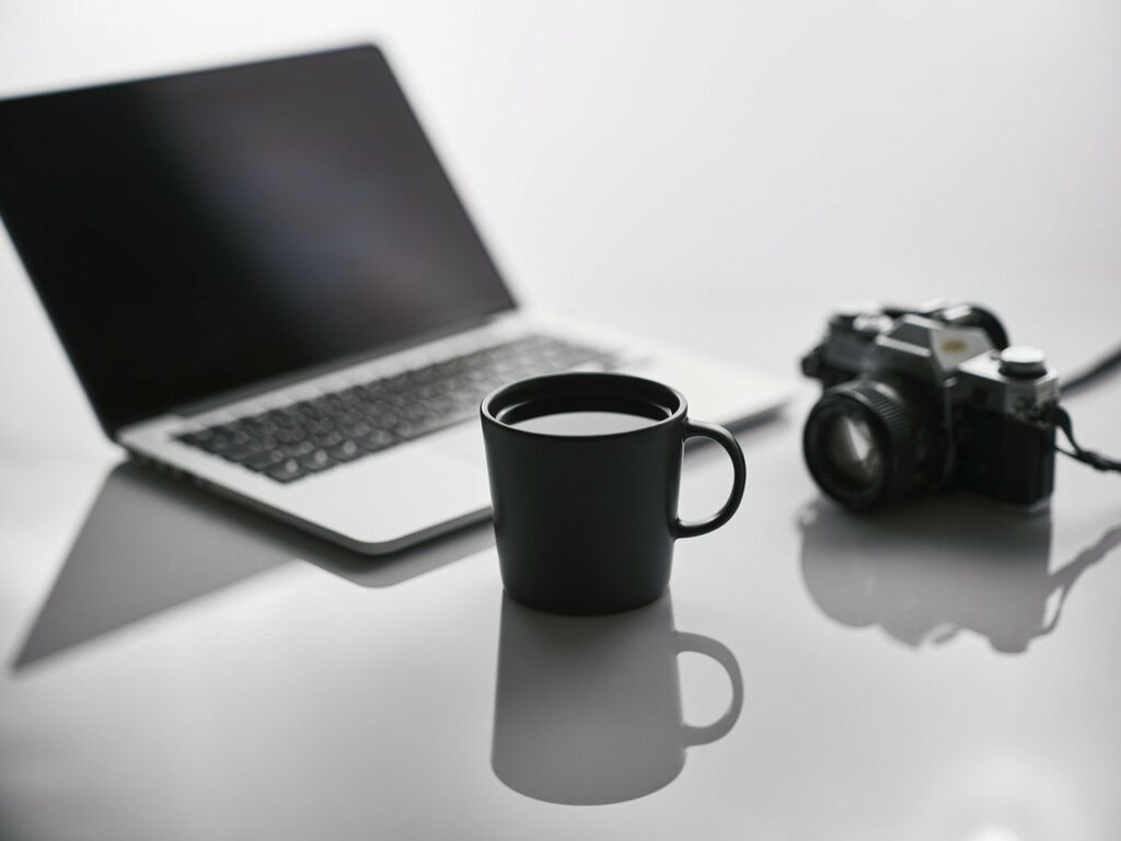 kawa, laptop, aparat fotograficzny.jpg